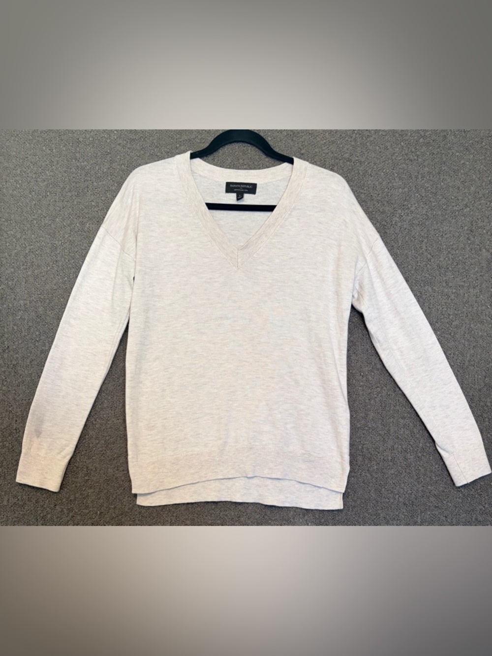 Banana Republic Women's Light Cream V-Neck Sweater